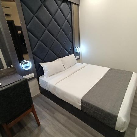 Hotel Classio Andheri - Near Dn Nagar Metro Station Mumbai Exteriör bild