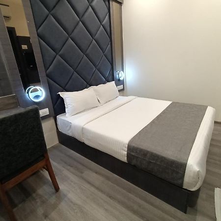 Hotel Classio Andheri - Near Dn Nagar Metro Station Mumbai Exteriör bild