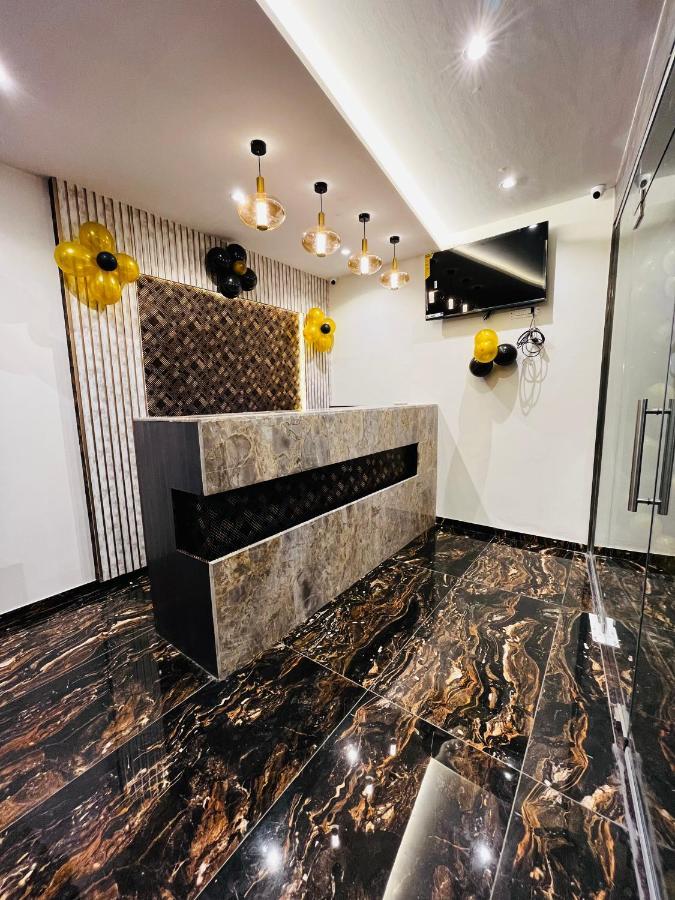 Hotel Classio Andheri - Near Dn Nagar Metro Station Mumbai Exteriör bild