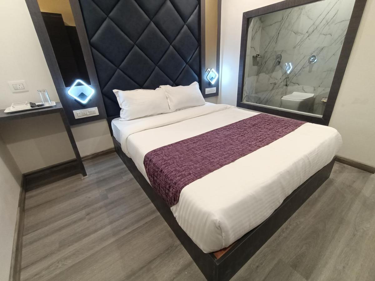 Hotel Classio Andheri - Near Dn Nagar Metro Station Mumbai Exteriör bild