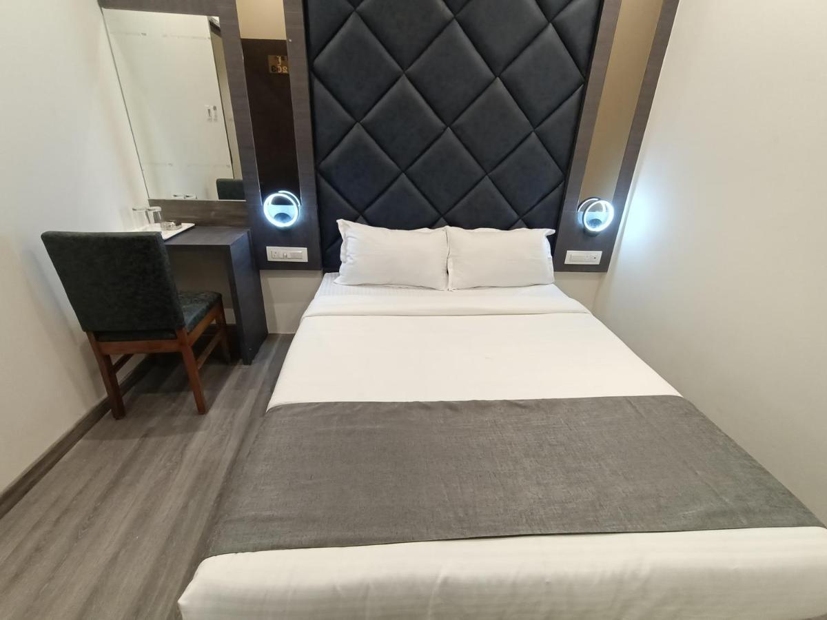 Hotel Classio Andheri - Near Dn Nagar Metro Station Mumbai Exteriör bild