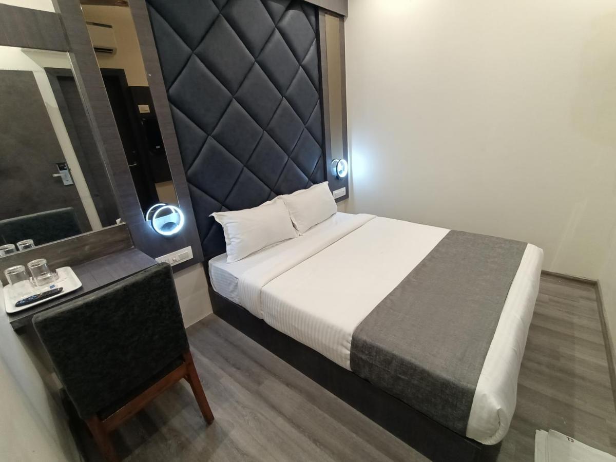 Hotel Classio Andheri - Near Dn Nagar Metro Station Mumbai Exteriör bild
