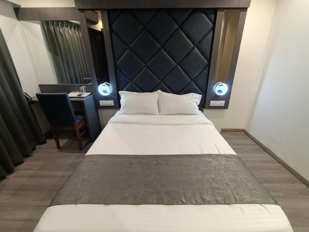 Hotel Classio Andheri - Near Dn Nagar Metro Station Mumbai Exteriör bild