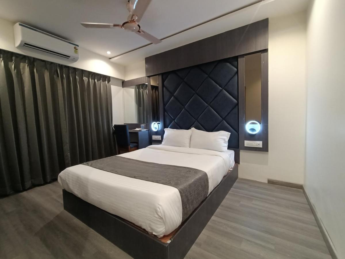 Hotel Classio Andheri - Near Dn Nagar Metro Station Mumbai Exteriör bild