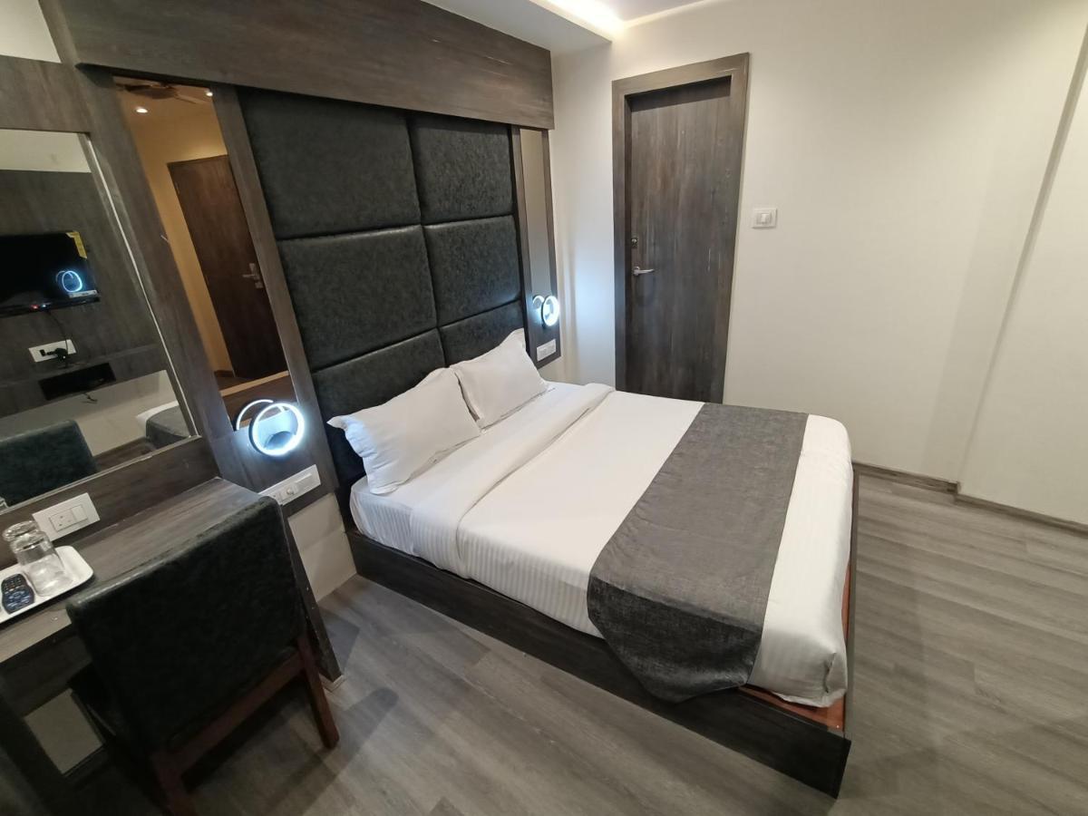 Hotel Classio Andheri - Near Dn Nagar Metro Station Mumbai Exteriör bild