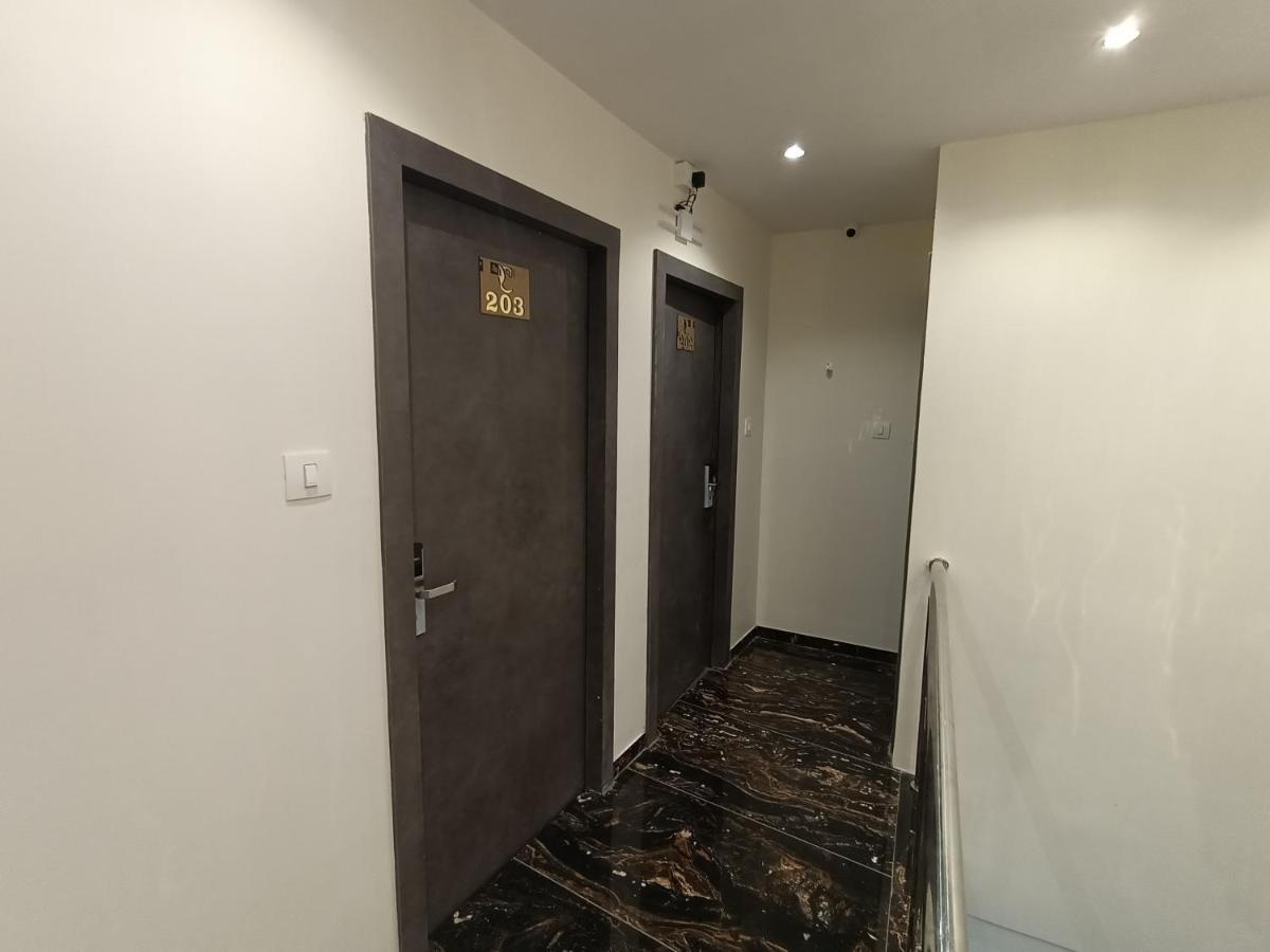 Hotel Classio Andheri - Near Dn Nagar Metro Station Mumbai Exteriör bild