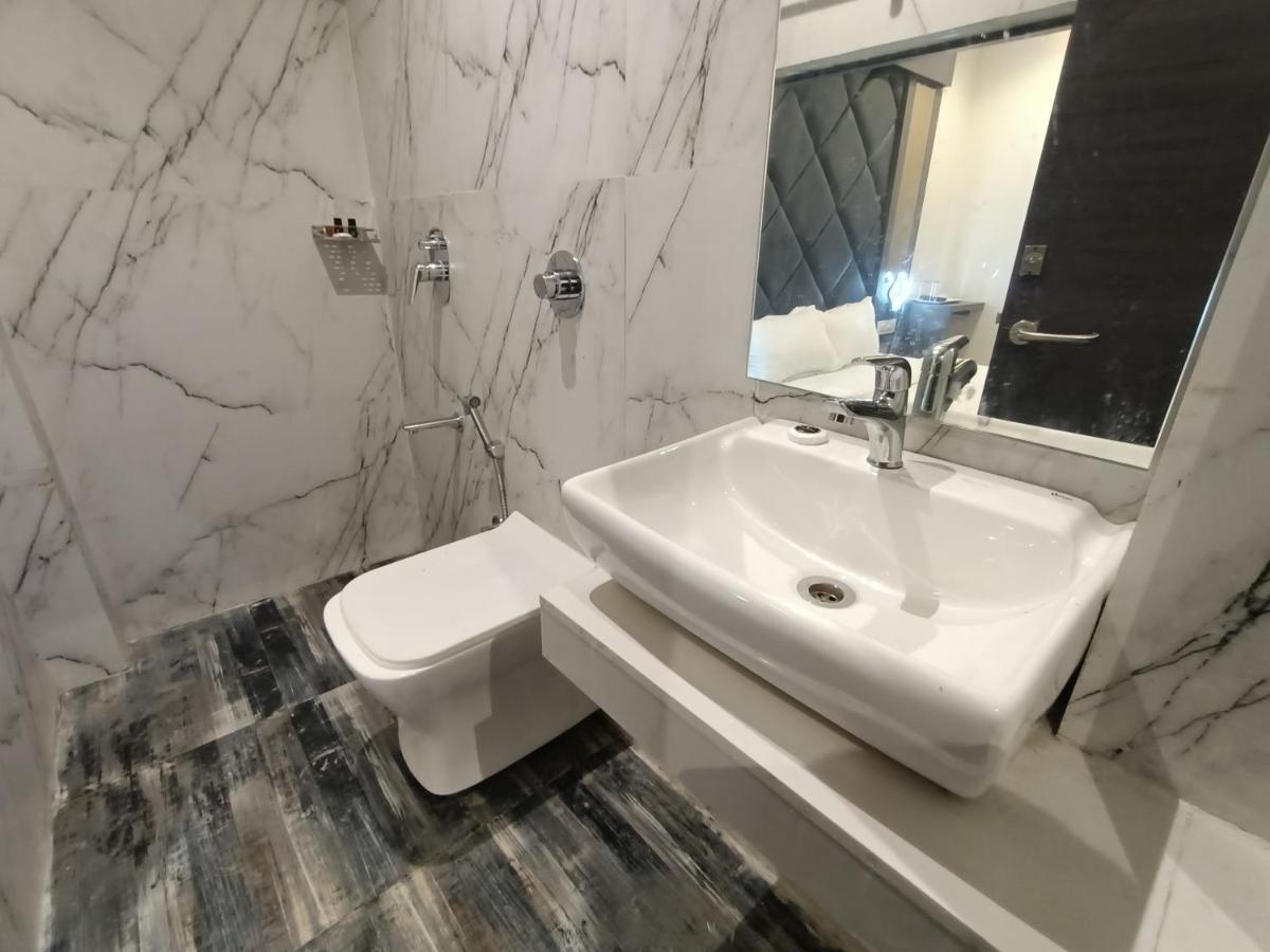 Hotel Classio Andheri - Near Dn Nagar Metro Station Mumbai Exteriör bild