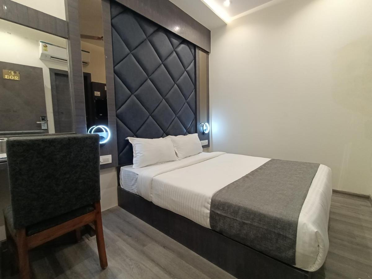 Hotel Classio Andheri - Near Dn Nagar Metro Station Mumbai Exteriör bild